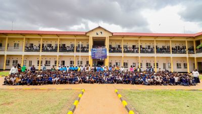 COMMUS SAS offre des kits scolaires aux enfants de l'ONG Bon Pasteur de Kanina